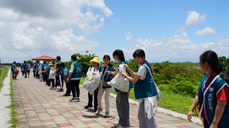 淨灘志工在短短兩小時內，即清理38袋垃圾，並透過人龍接力移至清運點，還給紅樹林一個乾淨的生態環境。