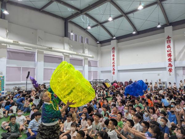 漾新聞｜紙風車反毒劇團進校園！博愛國小師生嗨翻學習拒絕誘惑
