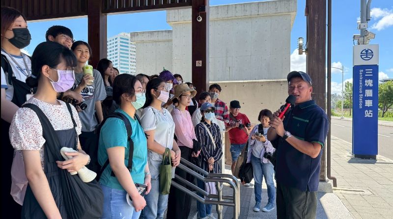 高雄文化傳承大使劉永俊向青年解說三塊厝街區的歷史,讓學員瞭解地方文化與城市發展的脈絡。 高雄文化傳承大使劉永俊向青年解說三塊厝街區的歷史,讓學員瞭解地方文化與城市發展的脈絡。
