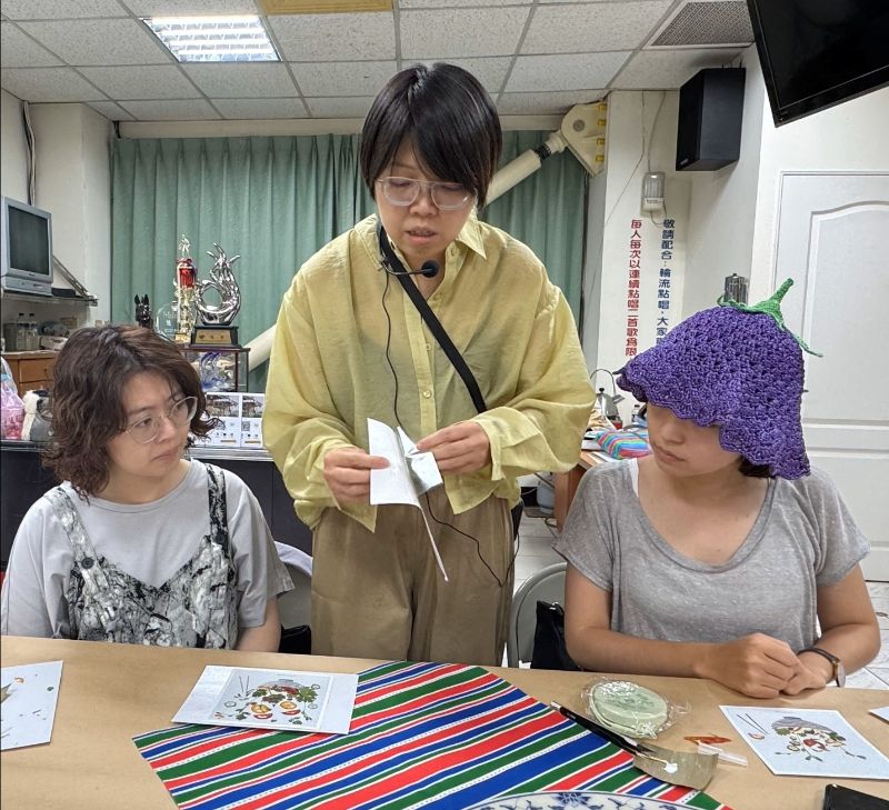 青年學員在「溫度首作」創辦人李佳蓉(中間)的指導下,以植物拓印技法親手製作押花,創作出極具特色的作品。 青年學員在「溫度首作」創辦人李佳蓉(中間)的指導下,以植物拓印技法親手製作押花,創作出極具特色的作品。