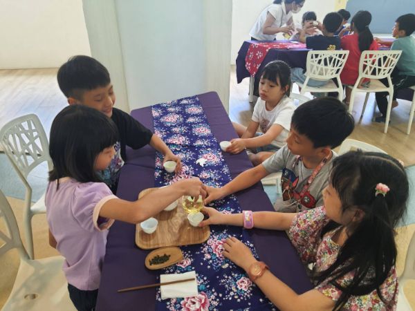 漾新聞｜河堤國小茶香伴書香　孩子從泡茶學合作