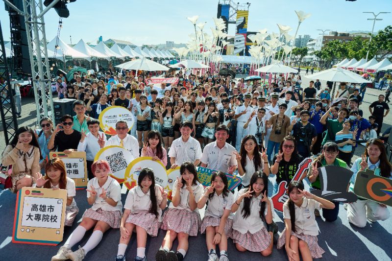 青年局長林楷軒(第二排中)、教育局長吳立森（第二排右五）、立法委員黃捷(第二排左五)與議員白喬茵(第二排右四)，一同出席雄校聯社團成果發表會，並與現場青年學子熱情互動，展現青春活力。