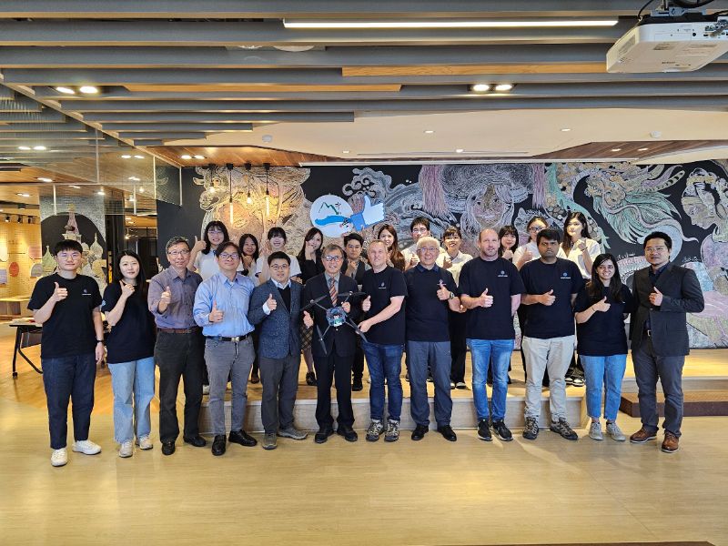 2024年初，國立中山大學光電工程學系特聘教授洪勇智（左五）即與澳洲無人機導航模組設計開發商Azimuth Avionics，簽署國際技術移轉非專屬授權合約。（資料照）