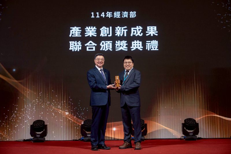 國立中山大學光電工程學系特聘教授洪勇智（右）傑出的產學研究表現榮獲經濟部「國家發明獎」金牌肯定，獲行政院院長卓榮泰（左）頒獎表揚。（照片來源：經濟部產業技術司）