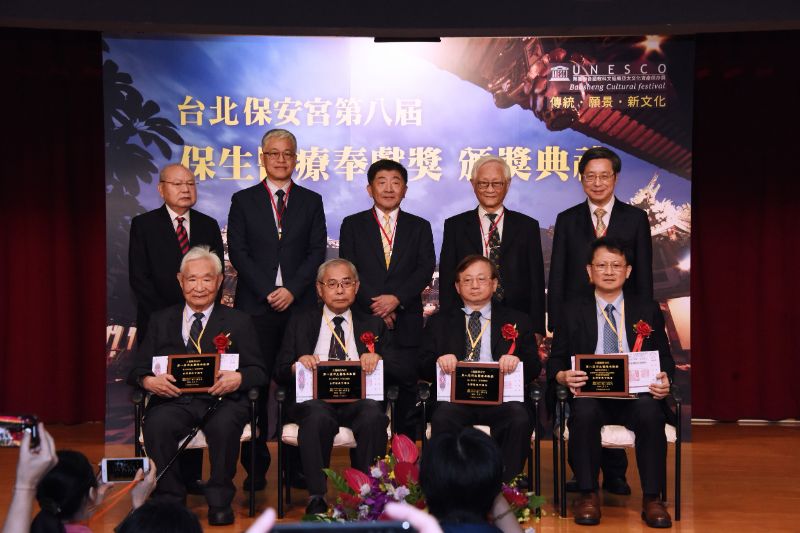 全國唯一兩度獲此殊榮！高醫營養醫療照護團隊榮獲第八屆保生醫療奉獻團體獎，由高醫王照元院長(前排右一)代表受獎。