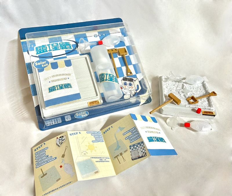 樹科大學生以鹽山意象出發，結合陶器、水泥等素材設計出象徵味覺的「鹽埕續」，讓民眾透過手作微型鹽田與鹽山陶盤，感受土地與歷史交融的味覺敘事。