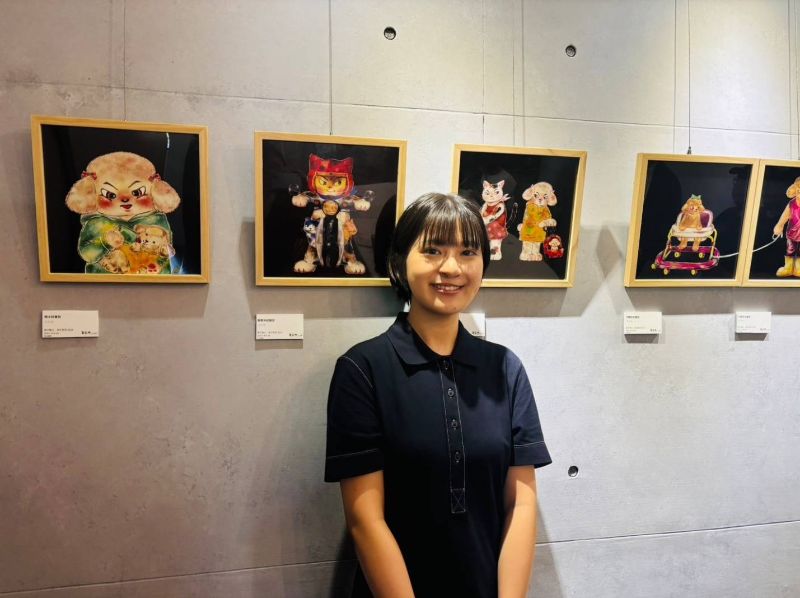 《毛日常》插畫展療癒登場！余若萱邀你與情緒溫柔對話。