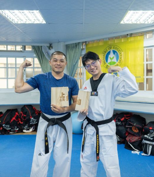 高市青年局長林楷軒（右）日前參訪青創業者「上如多元體適能運動館」，並與創辦人林詠惇教練（左）交流創業的甘苦歷程。