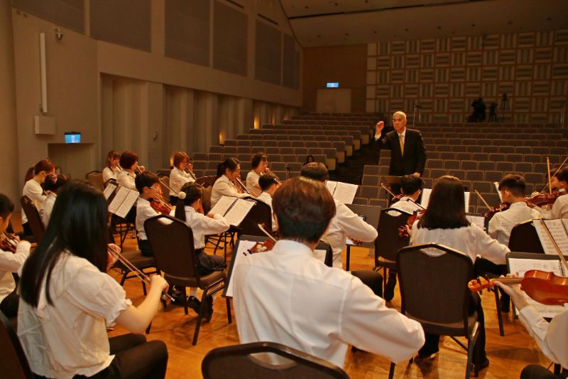 《渡假趣》悠然弦樂團彩排側拍照