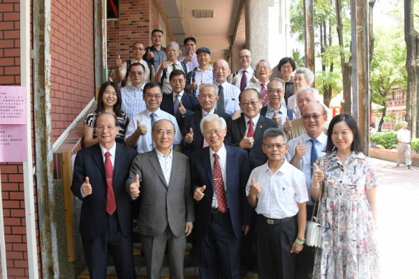 漾新聞｜87歲老校友寫17年！梓官百年專刊感恩發表