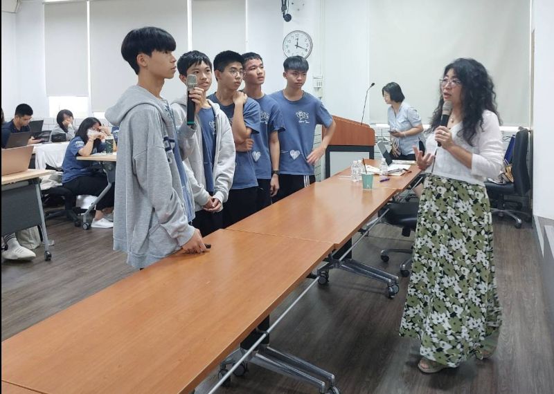 于淑君教授帶領學生學習如何呈現精彩且具專業水準的三分鐘英文科學報告。