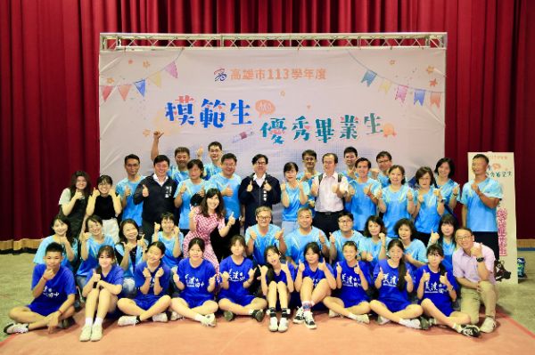 漾新聞|陳其邁與模範生合影 勉勵勇敢追夢寫人生新篇