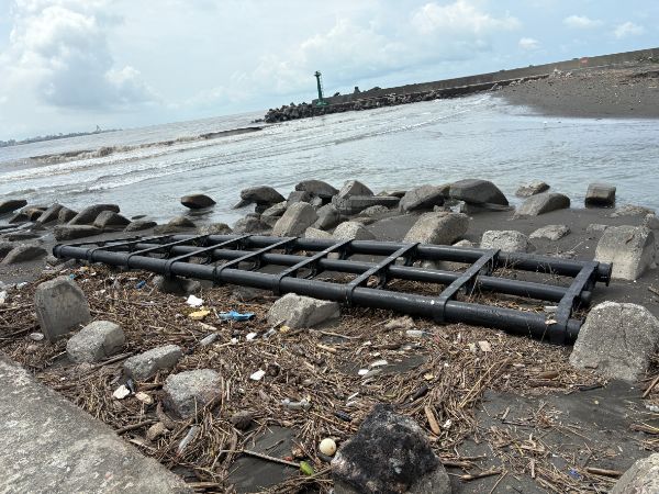 漾新聞|屏東黑色浮台漂至高雄汕尾海域惹民怨　邱于軒籲防生態災難