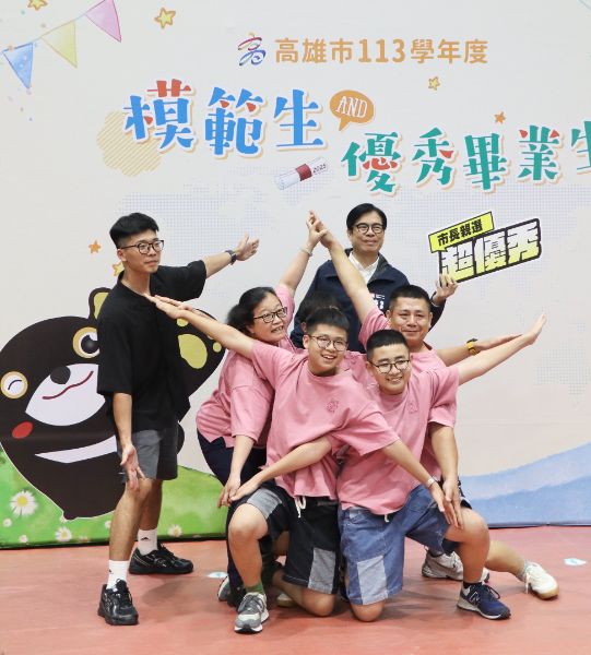 漾新聞|79歲圓夢國中畢業！陳其邁與模範生合影獻祝福