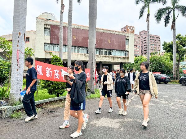 漾新聞|大學分科考首日高雄考生認物理、數學甲、生物難易適中 化學偏難 物理陷阱題多