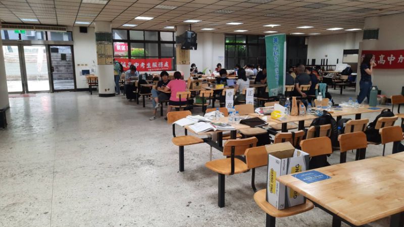 高師大考區提供寬徜舒適的冷氣空間給考生及家長休息。（高師大提供）