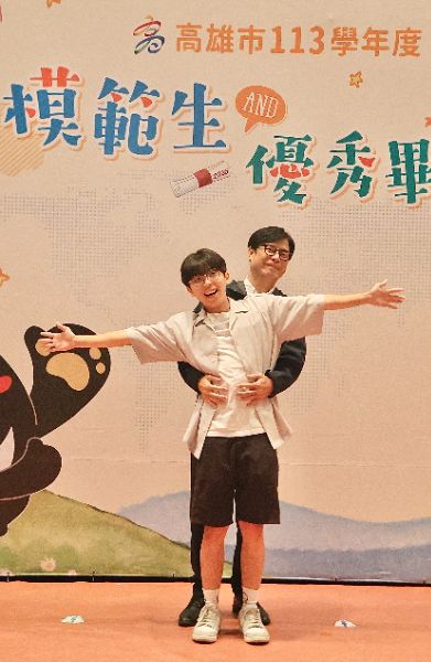 漾新聞|模範生帶小提琴偶像手燈、穿韻律服、甚至「蘿絲與傑克」擺拍與市長合影 陳其邁勉勇敢追夢