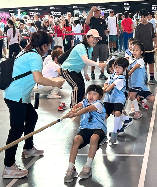 漾新聞|700幼兒尬拔河！花露露變身最萌賽評台