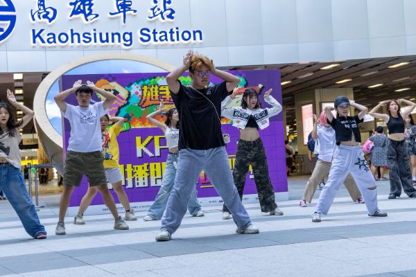 漾新聞|K-POP快閃轟炸高雄車站！市長局長也來跳舞