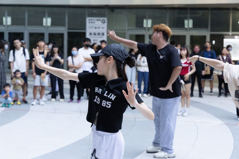 舞者專注神情加上俐落舞步，讓現場氣氛High到最高點。