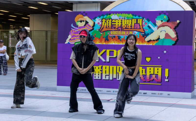 高市青年局長林楷軒（中）現身會場，特別也練習了一首來跟青年朋友跳舞，現場民眾紛鼓掌歡呼。