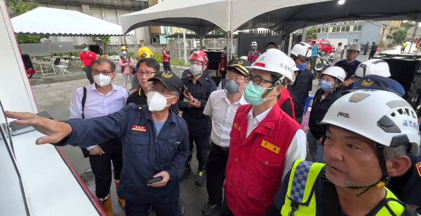 漾新聞|火警三度親赴現場！陳其邁關注三元電池廠救災24小時