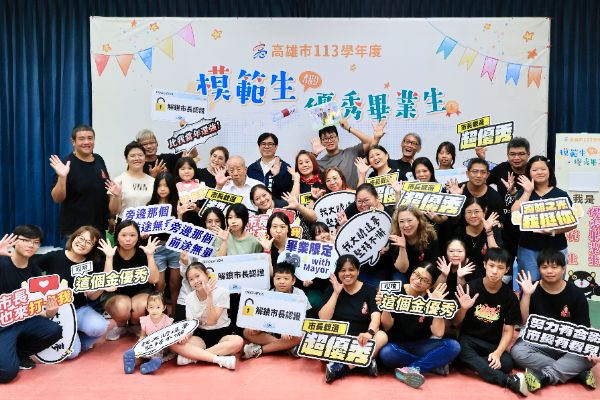 漾新聞｜全盲勇士、75歲模範生、科技新星與市長合影全市楷模