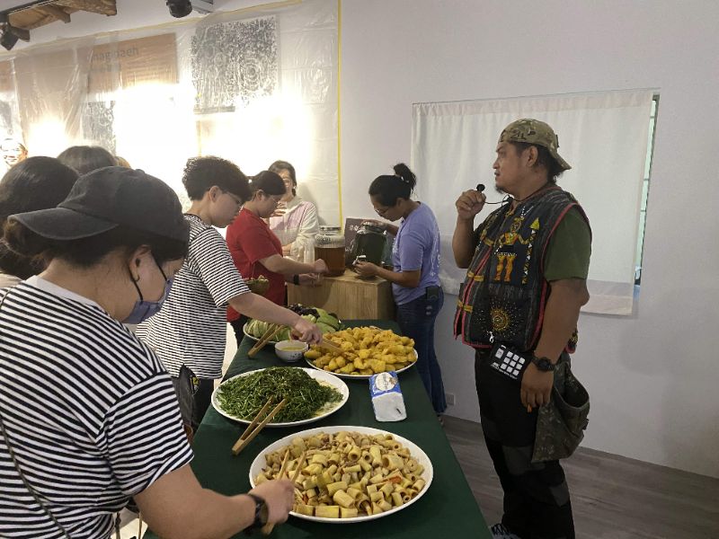 萬山部落特別準備石板烤肉、竹筍炒肉絲、龍鬚菜、炸南瓜等在地佳餚，讓「山海探險隊」學員品嘗美味的部落風味。