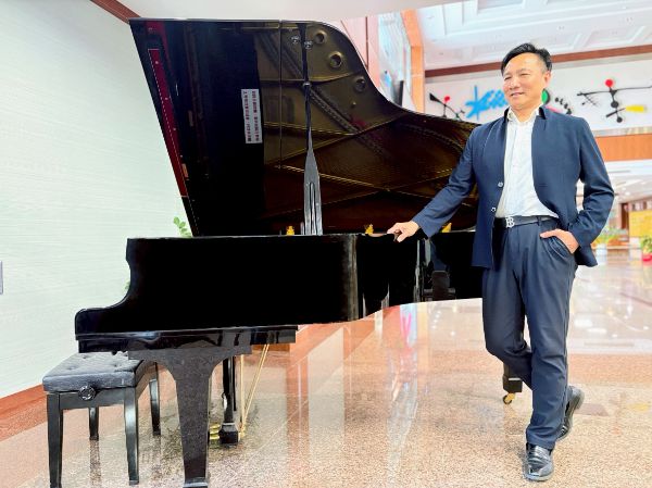 漾新聞|醫學院大廳傳琴聲 義守EMBA吳明坤送暖學弟妹