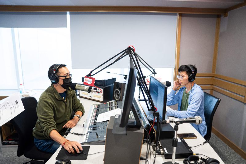 在Hit Fm 90.1 高屏廣播電台的專業講師指導下，學員進入錄音室實際體驗錄製。