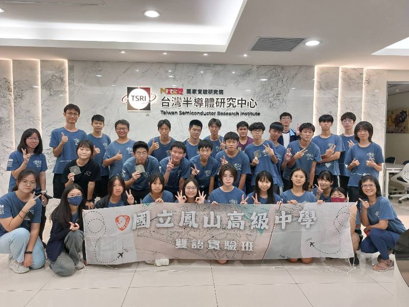 在徐旭政教授精彩的「光的干涉與繞射」實驗與課程結束後，雙語實驗班師生特別與徐教授合影留念，留下寶貴的學習回憶。