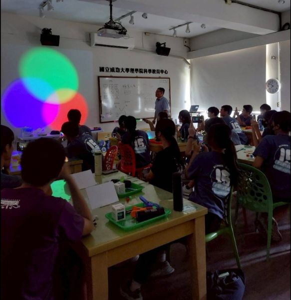 在徐旭政教授的引導下，學生親自操作「光的合成：紅、綠、藍（RGB）三原色」實驗，透過動手實作與實際觀察，不僅提升學習動機，也加深對光波原理的理解。