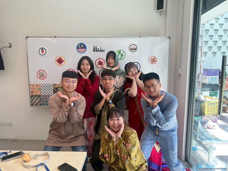 擔任志工學生體驗馬來西亞傳統服飾