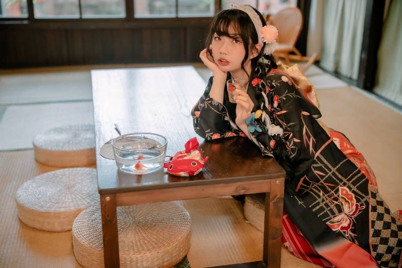 「行銷大師養成計畫」學員Sandy身兼模特兒與自媒體工作者，擅長多平台內容創作，專注保養、美妝、醫美、美食、旅遊等領域。透過參與課程取得「新媒體行銷管理師認證」後，受邀擔任手機攝影講師，從此開啟職涯新篇章。