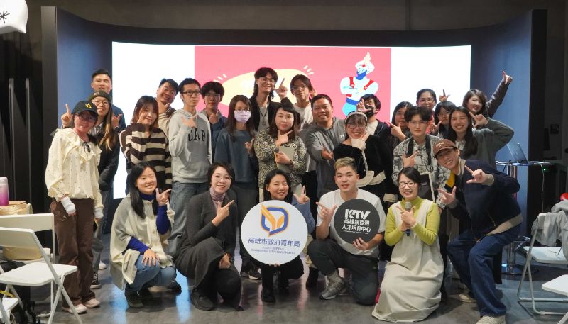 去年第四屆「行銷大師養成計畫」講師「沒有營養的生活智慧王」（前排右3）與SoundOn資深業務經理樊紹平（前排右4），在青年局「K-TV新媒體人才培育中心」舉辦「學員回娘家」小聚活動，並與結業學員分享商業合作的實戰經驗。