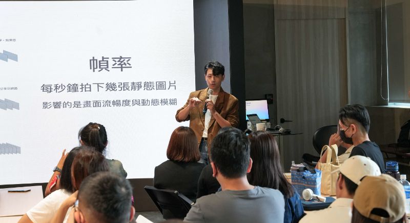 青年局「K-TV新媒體人才培育中心」舉辦「旅拍×人像短影音拍攝技巧」培訓課程，邀請曾毓升老師（站立者）帶領學員從理論到實作，一步步學習拍攝短影音的步驟與技巧。