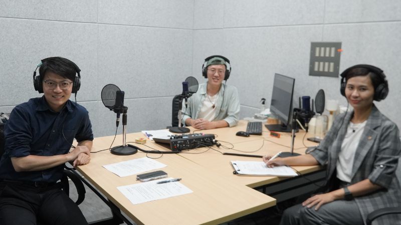 「K-TV高雄新媒體人才培育中心」提供專業 Podcast 錄音室與攝影器材，提供「行銷大師養成計畫」學員親自實作，強化內容創作能力。圖為高市青年局長林楷軒（左）日前受邀錄製 Podcast 節目。