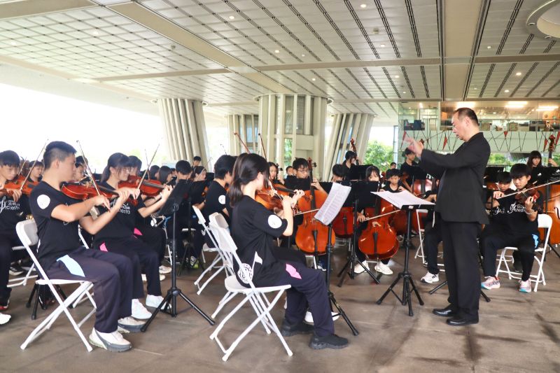 現場由七賢國中管弦樂團演奏精彩音樂揭開序幕。