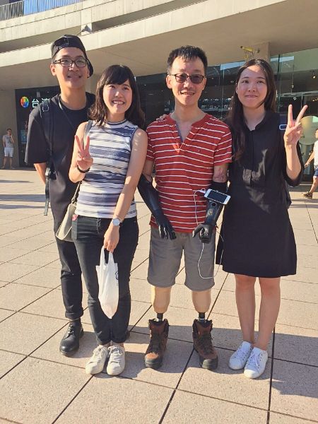 漾新聞｜用生命教書的人！他用雙手重生為學生照路　