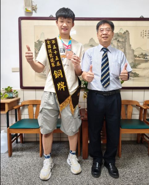 第55屆全國技能競賽傳來捷報，大榮中學電機科學生郭仲恩勇奪銅牌佳績。右為校長張簡助立。