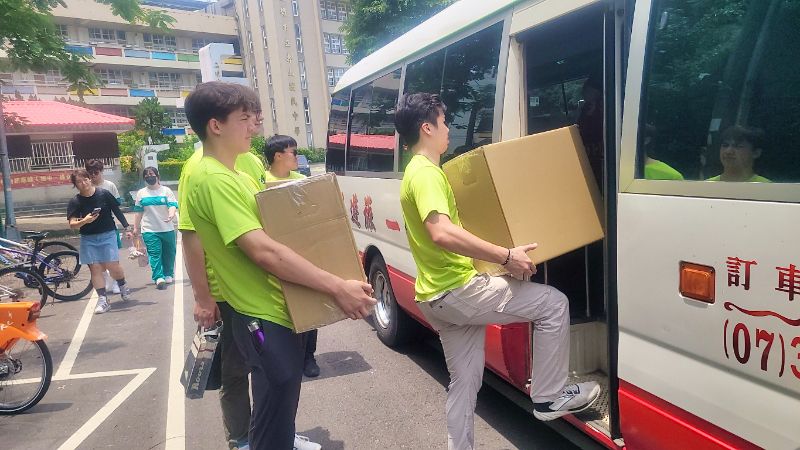 四位海外青年志工柯易辰、周卓逸、康耐爾、以撒，分別來自美國密西根大學、伊利諾大學等知名學府，擁有理工專長，並熱衷教育與服務，他們參與壽山國中辦理的海外青年雙語營，還協助把舊電腦變成非常可用，送愛到偏鄉。（壽山國中提供）