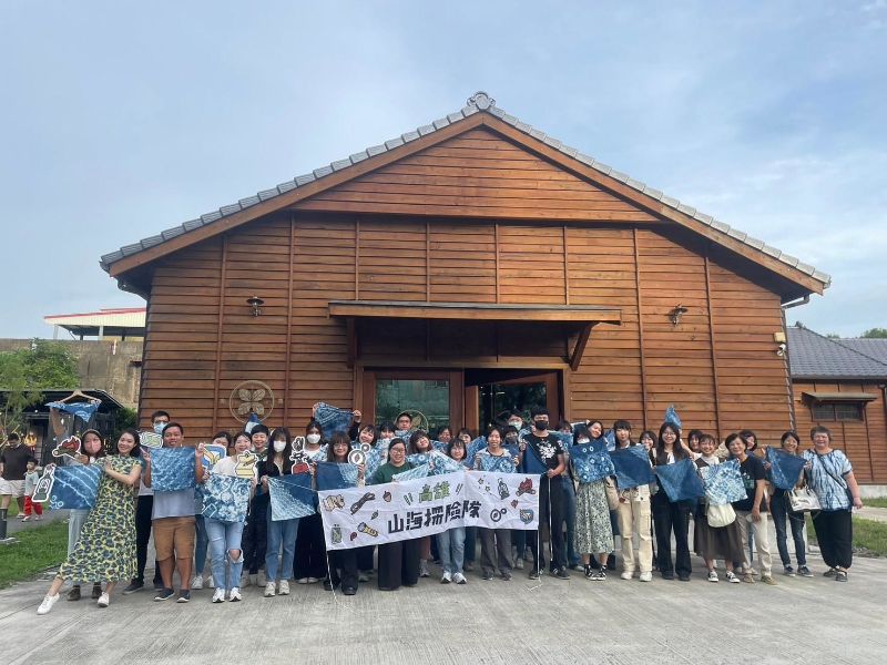 去（113）年「山海探險隊」走訪美濃菸仕物所舉辦台日青年交流活動，透過導覽認識農村行動與國際合作的實踐樣貌，並深入體驗美濃藍染文化，在跨文化對話中拓展多元視野。