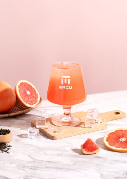 麻古今夏同步推出《柚香翡翠》，以茉莉綠茶為基底，融合現榨葡萄柚原汁，完整保留果香靈魂。