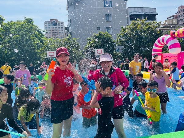 漾新聞|柯志恩李雅靜濕身陪玩 鳳山親子派對嗨翻天