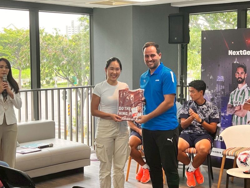 西甲學校台灣技術總監Ramon Trillo與得獎觀眾