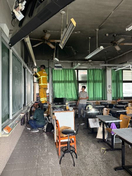 獨家|漾新聞|雄女一早火警 教室冒白煙很快排除 疑電子白板電線老舊