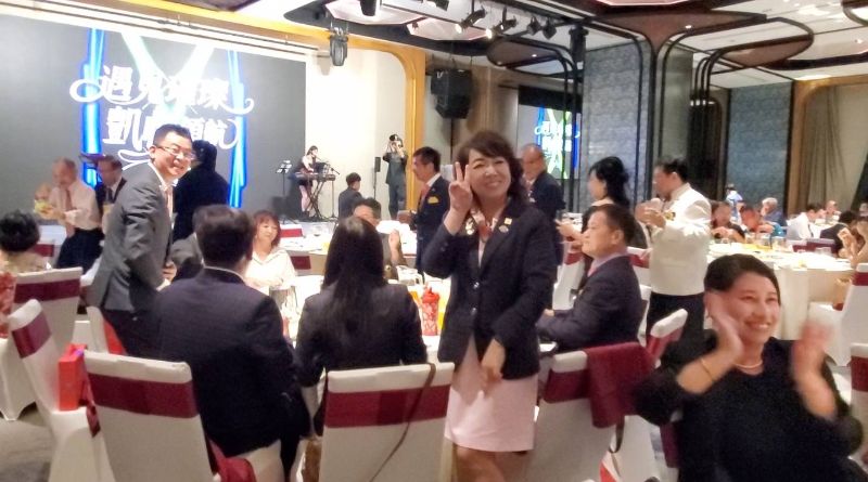 圖／謝凱帆遇見「首敲之夜」翻轉獅子會，25-26同學會的各分會會長也前來祝賀。（記者陳雯萍攝）