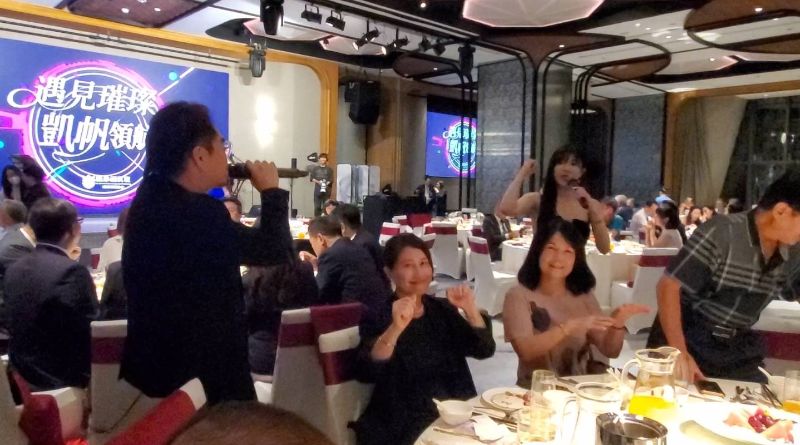 圖／謝凱帆遇見「首敲之夜」翻轉獅子會，25-26同學會的各分會會長也前來祝賀。（記者陳雯萍攝）