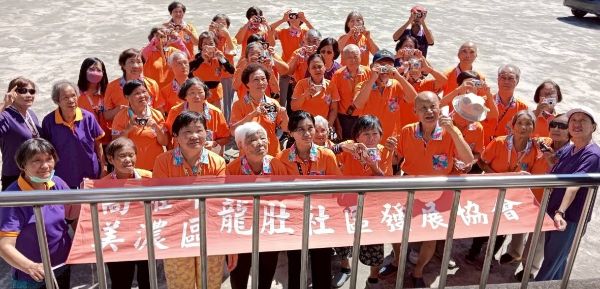 漾新聞| 龍肚社區老人影像課程圓滿落幕