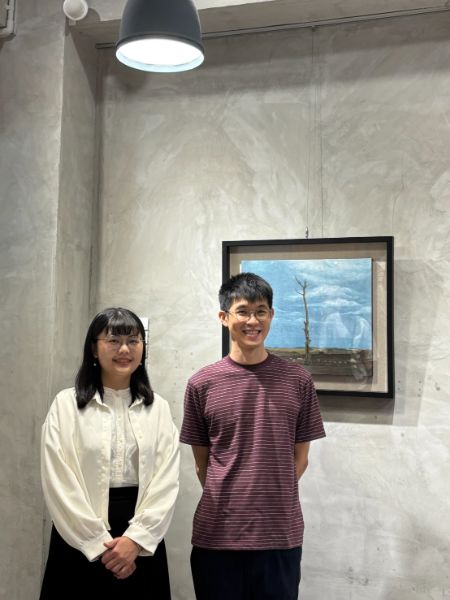 以孤獨與時間為創作主軸的膠彩畫個展「在離這很遠的地方」，由新生代藝術家姚思妤帶來深具東方美學與哲思內涵的畫作，即日起於帕莎蒂娜烘焙文化店展出至9月29日。